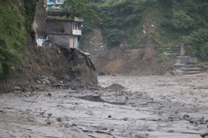 दार्चुला बाढीपहिरो पीडितलाई वाईसीएलले आर्थिक सहयोग गर्ने